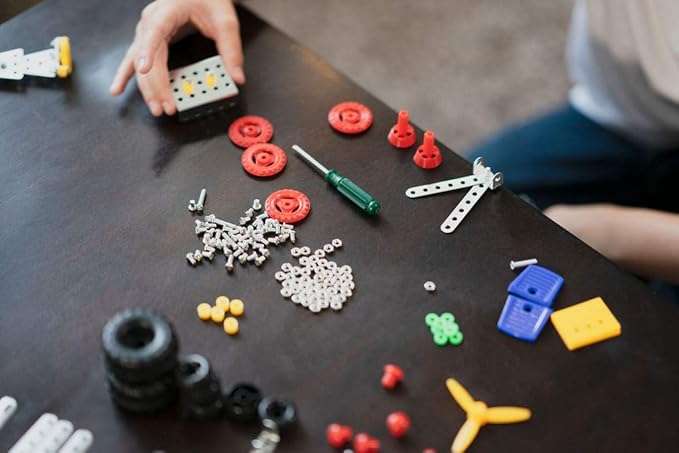 Erector Set STEM Educational Kit | Construction Set for Boys &amp Girls | Metal Erector Set | Building Kit for Boys Age 8–12 | 236-Piece Engineering Toy