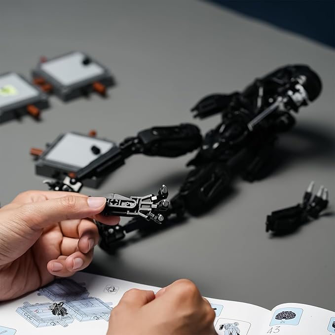 Xenomorph Action Figure Building Kit Compatible with Lego Sets for for AdultsHorror Halloween Toys for Boys 8-1214 Years Up 616 pcs