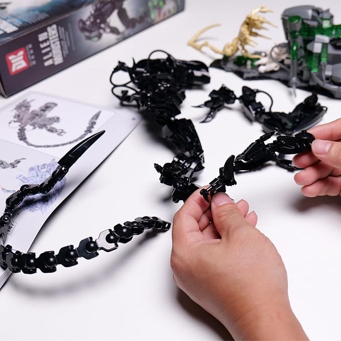 Xenomorph Building Set MOC Alien Action Figure Kit Compatible with Lego Horror Sci - Fi Collectible Model Figure &amp Detailed Base for Adults Kids Birthday for Movie Fans Aged 8+ 958PCS